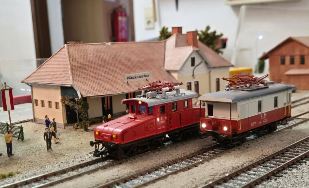 Der LH EGL 25 052 neben der StH E20 004 im …