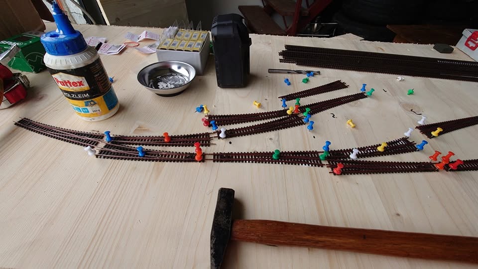 Foto der mit Stecknadeln fixierten Gleise und Weichen