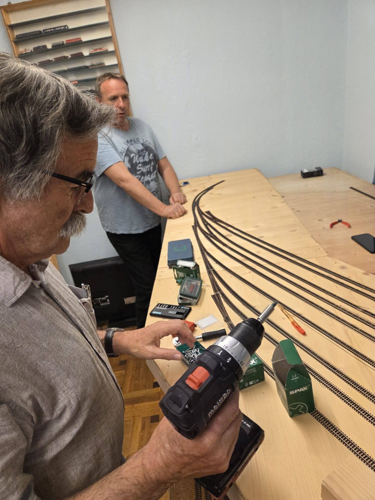 Foto vom Einbau des Hauptbahnhofs – Verschrauben des Moduls