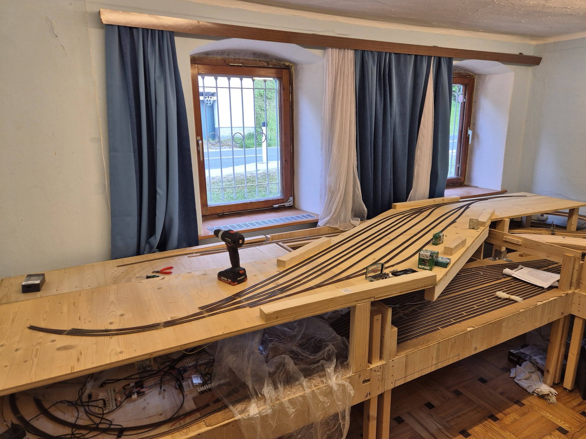 Foto des eingebauten Hauptbahnhofs an seinem endgültigen Platz im Anlagenraum